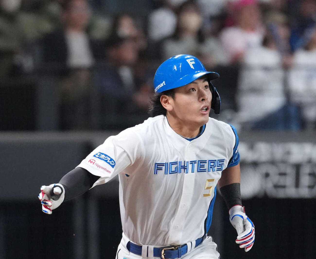 日本ハム対オリックス　7回裏日本ハム2死一、二塁、3点本塁打を放つ野村（撮影・井上学）