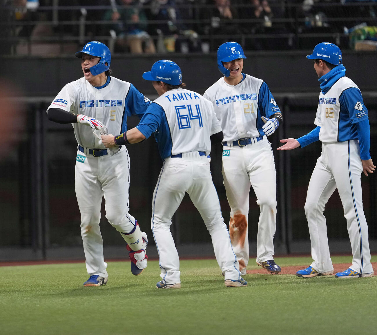 日本ハム対オリックス　7回裏日本ハム2死一、二塁、3点本塁打を放ち生還する野村（左端）（撮影・井上学）