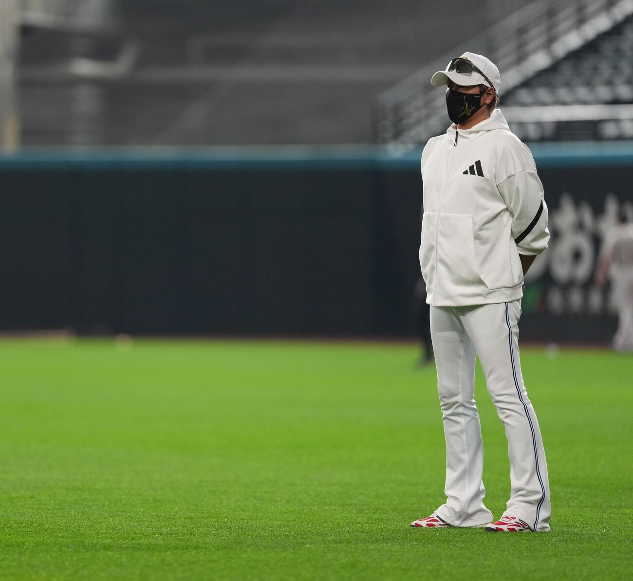 日本ハム対オリックス　試合前の練習を見つめる日本ハム新庄監督（撮影・井上学）