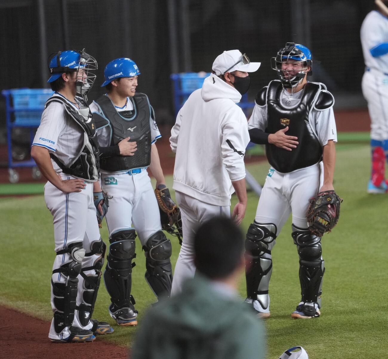 日本ハム対オリックス　試合前の練習で捕手陣と話す日本ハム新庄監督（撮影・井上学）