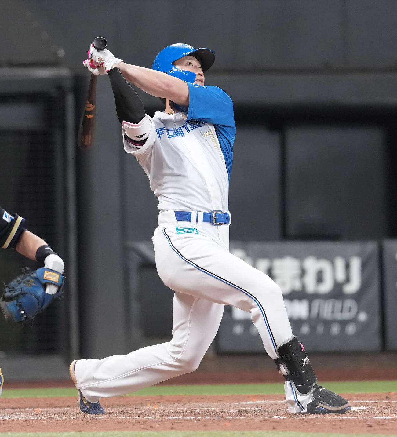 日本ハム対オリックス　5回裏日本ハム1死一、三塁、左越え3点本塁打を放つ西川（撮影・井上学）