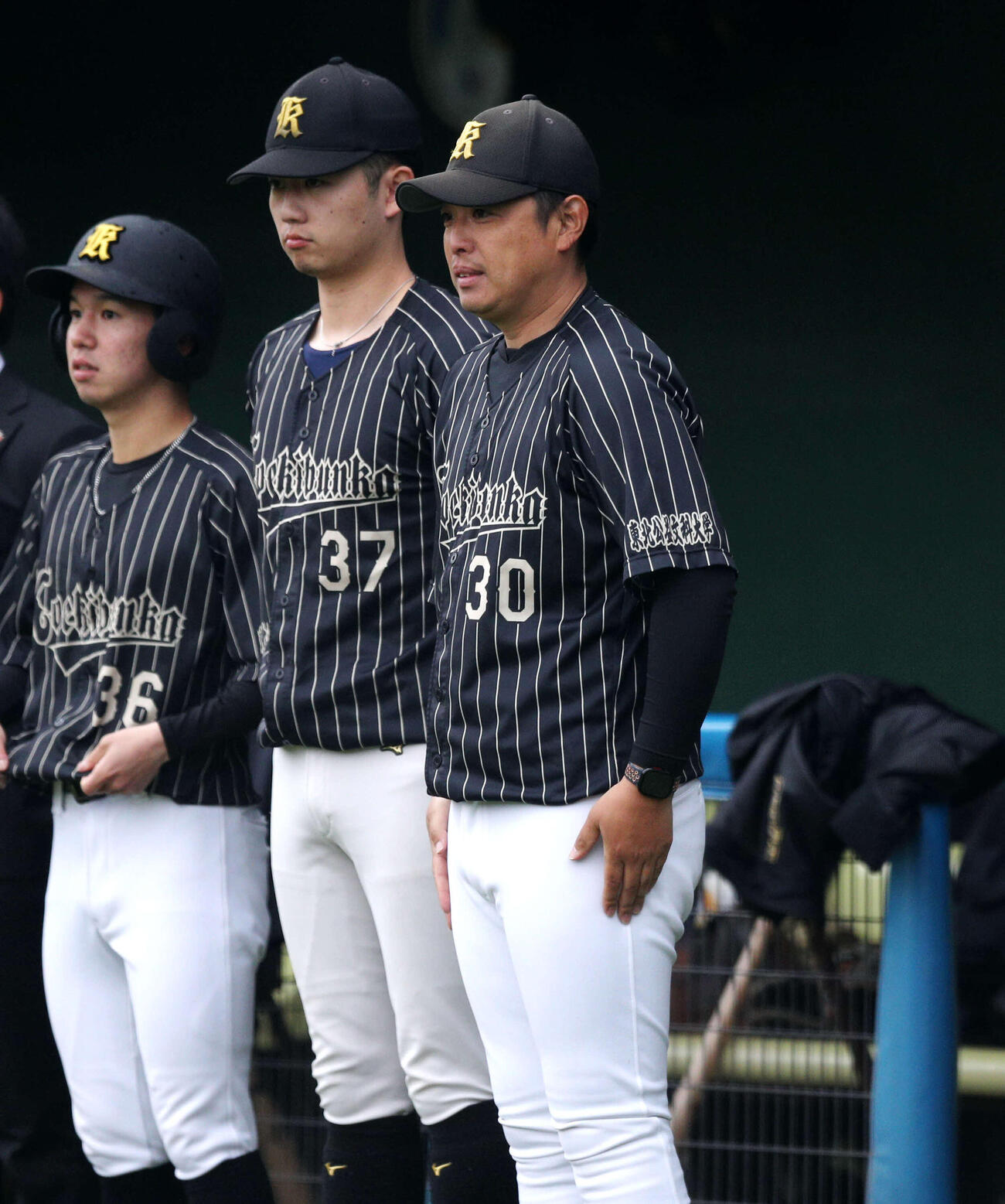 新潟医療福祉大対東北公益文科大　整列する東北公益文科大・押切監督（右）（撮影・木村有優）