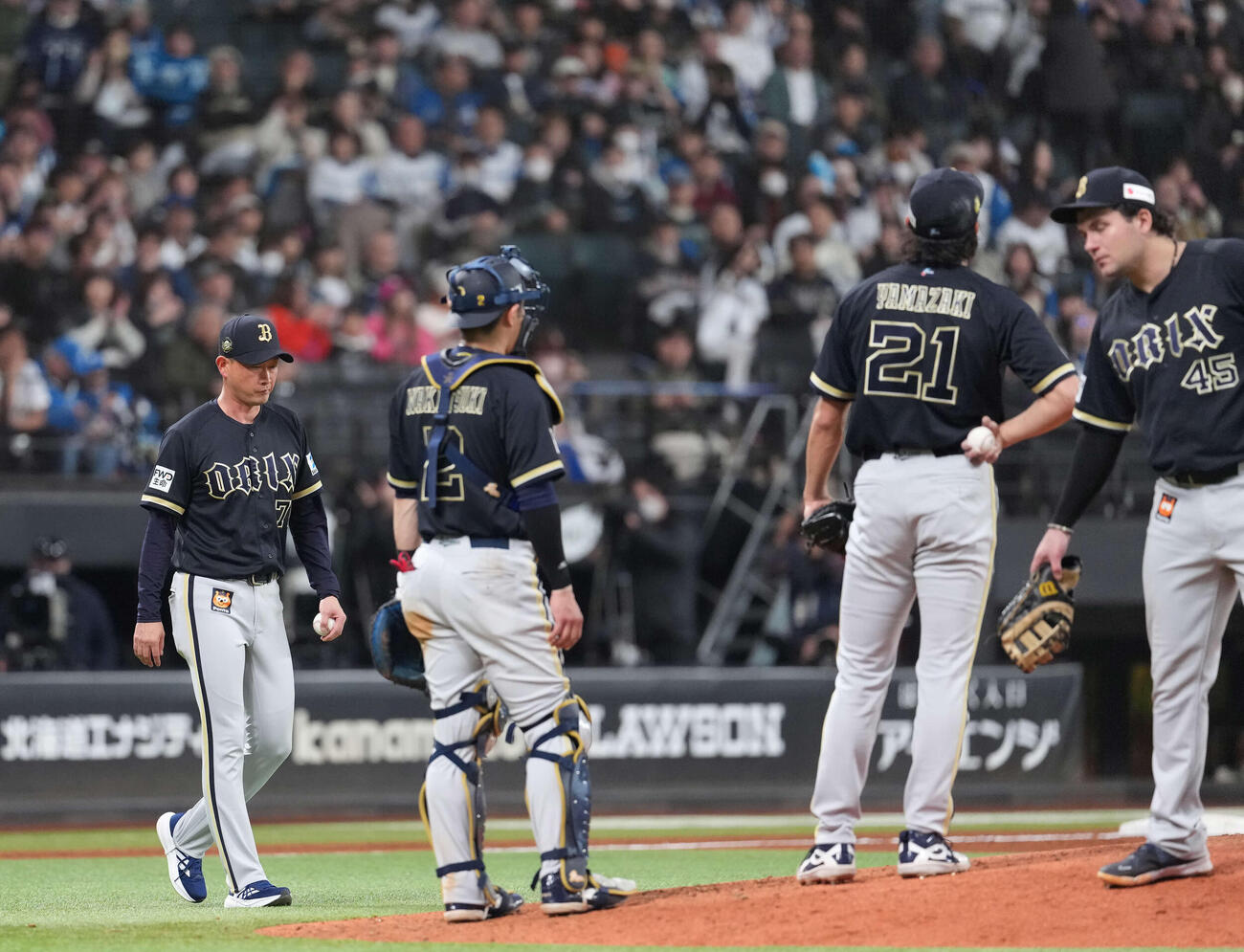 日本ハム対オリックス　マウンドに上がる岸田護監督（左端）（撮影・井上学）