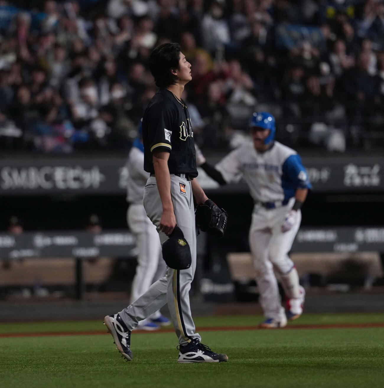 日本ハム対オリックス　7回裏日本ハム2死一、二塁、野村に3点本塁打を浴びる山埼（撮影・井上学）