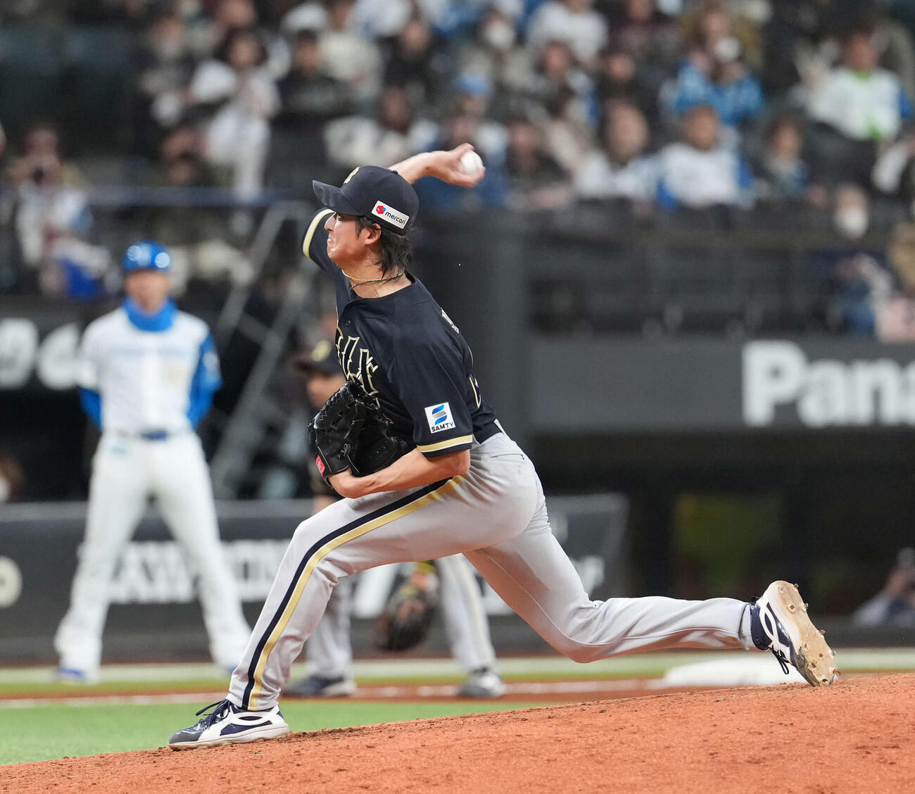 日本ハム対オリックス　力投するオリックス山埼（撮影・井上学）