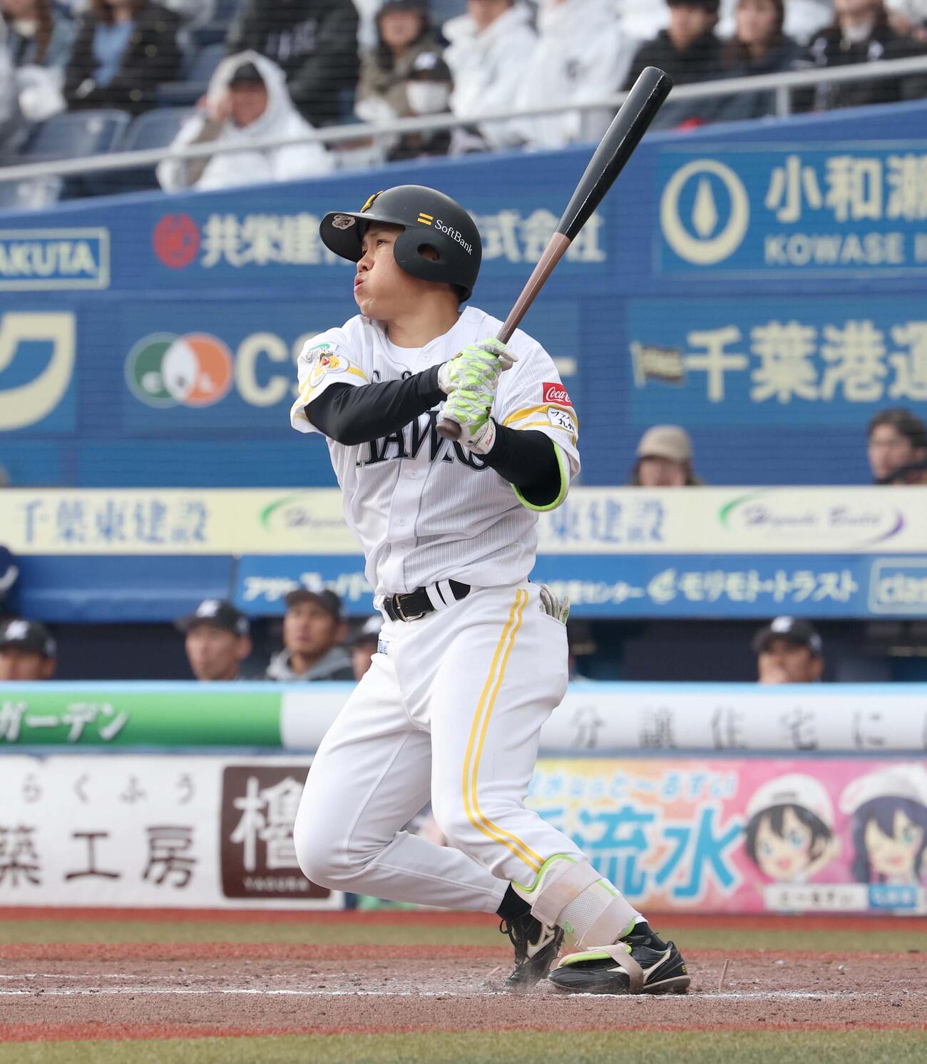 ロッテ対ソフトバンク　8回表ソフトバンク2死二塁、2点本塁打を放つ海野（撮影・黒川智章）