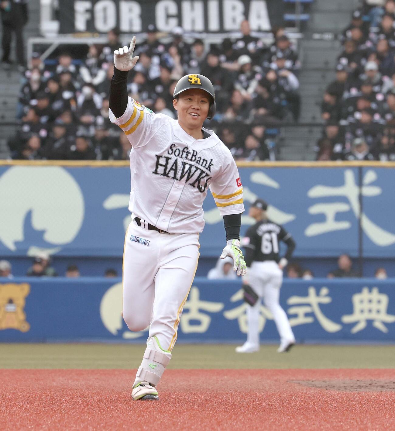 ロッテ対ソフトバンク　8回表ソフトバンク2死二塁、2点本塁打を放ちポーズをとる海野（撮影・黒川智章）