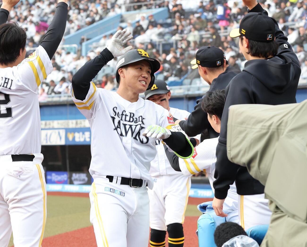 ロッテ対ソフトバンク　8回表、2点本塁打を放った海野はナインに出迎えられる（撮影・黒川智章）