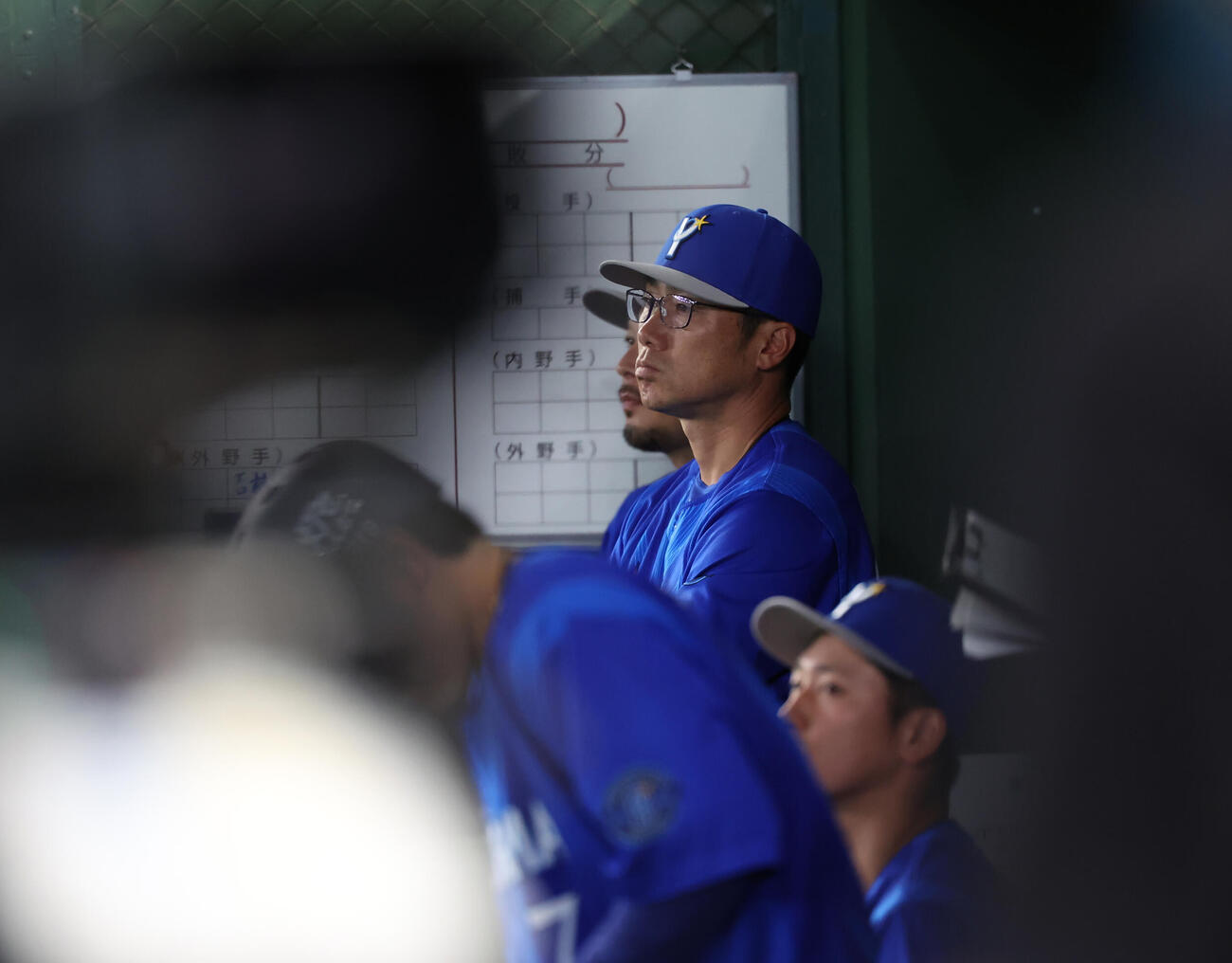 巨人対DeNA　敗戦が濃厚となり暗い表情のDeNA相川監督（撮影・水谷安孝）