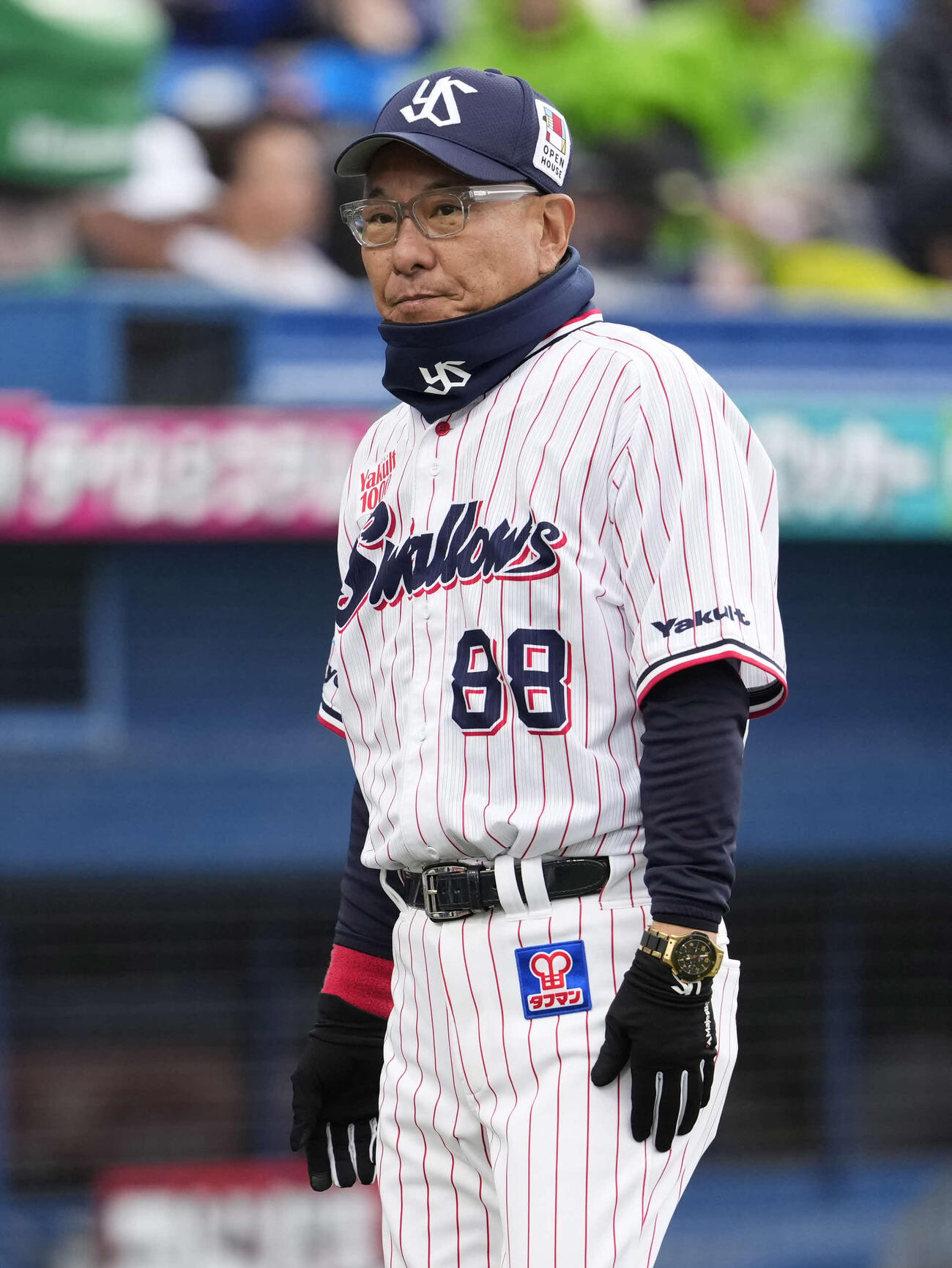 ヤクルト対中日　6回裏終了、選手交代を告げるヤクルト池山監督（撮影・小島史椰）