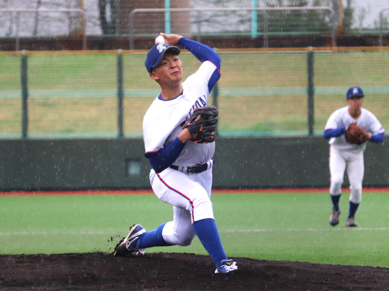 大経大対大商大1節1回戦　先発した、大経大の常深（撮影・中島麗）