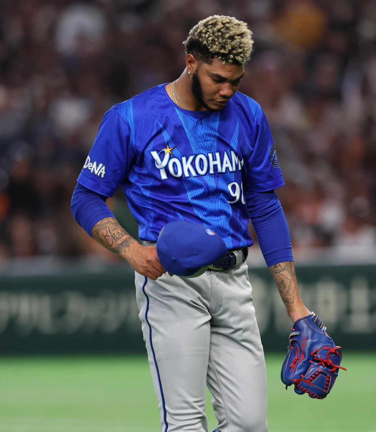 巨人対DeNA 6回に失点し憮然として引き揚げるマルセリーノ（撮影・水谷安孝）