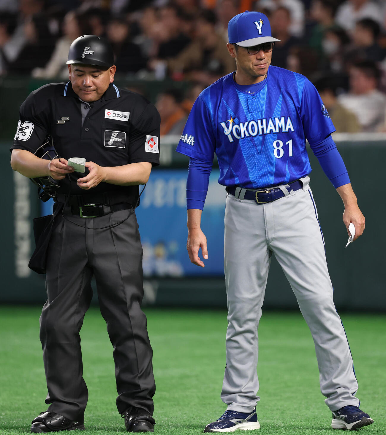 巨人対DeNA　選手交代を告げるDeNA相川監督（撮影・水谷安孝）