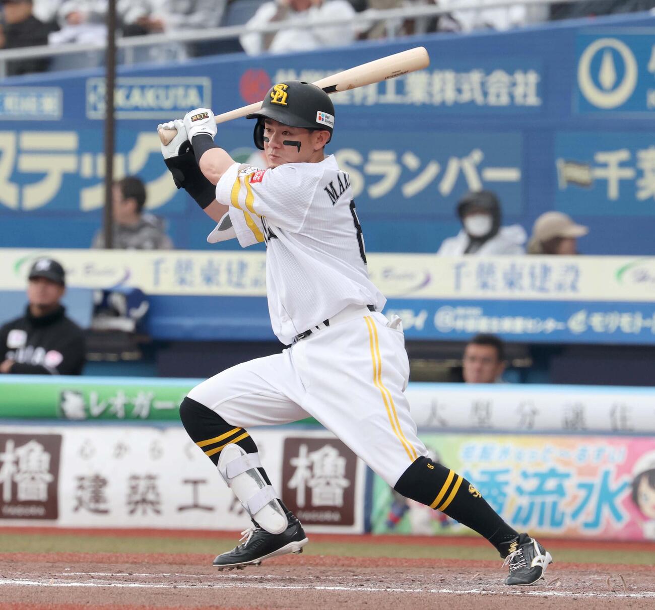ロッテ対ソフトバンク　8回表ソフトバンク1死、二塁打を放つ牧原大（撮影・黒川智章）