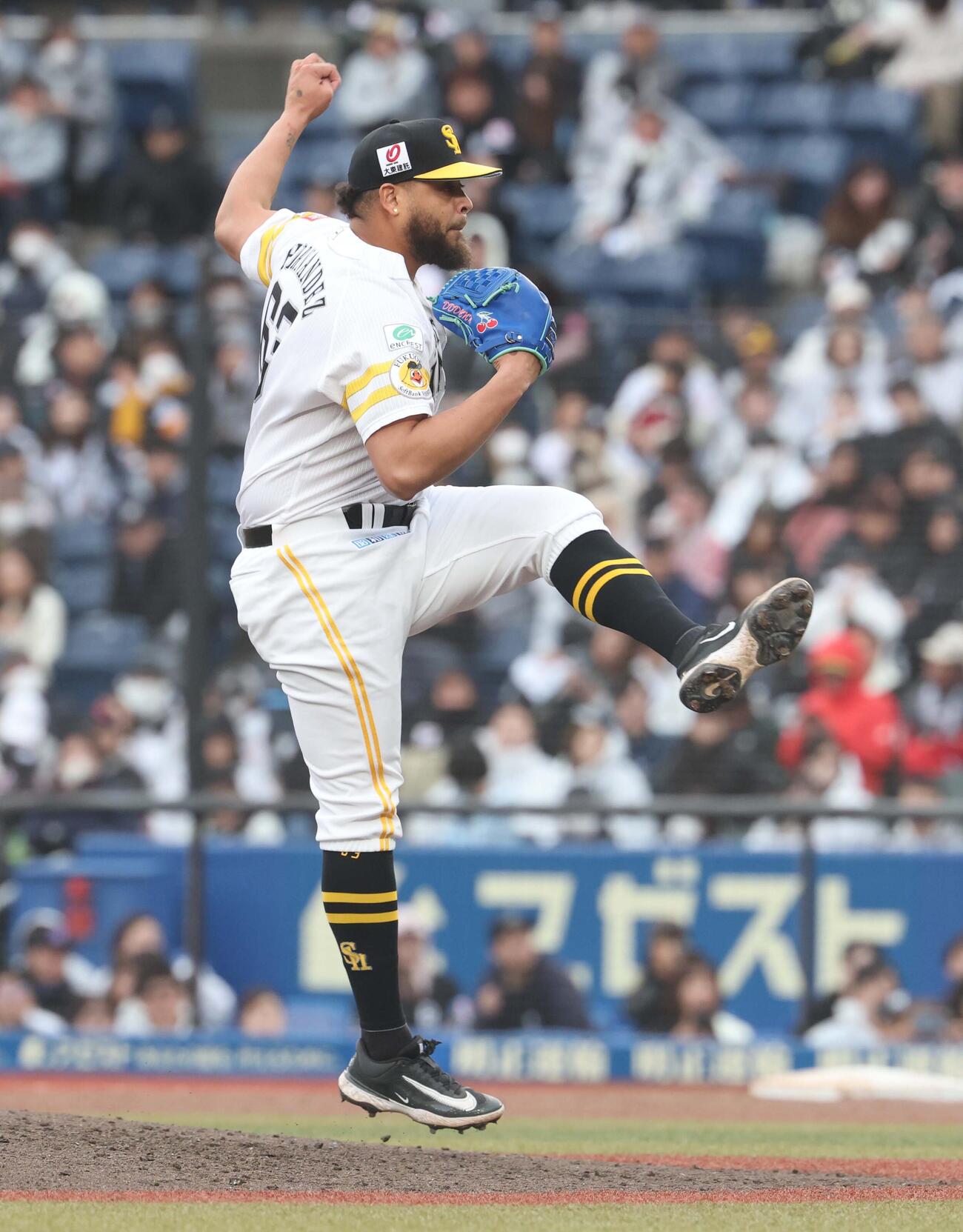 ロッテ対ソフトバンク　9回に登板のヘルナンデス（撮影・黒川智章）
