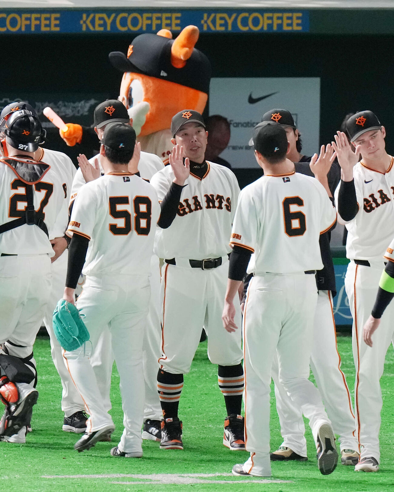 巨人対DeNA　勝利しナインとタッチを交わす巨人阿部監督（撮影・増田悦実）