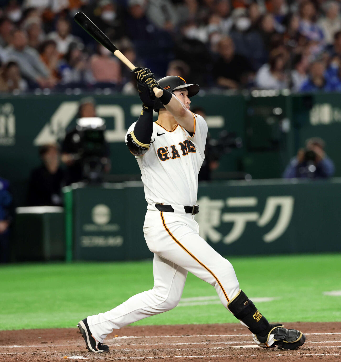 巨人対DeNA 3回裏巨人1死二塁、2点本塁打を放つ泉口（撮影・浅見桂子）