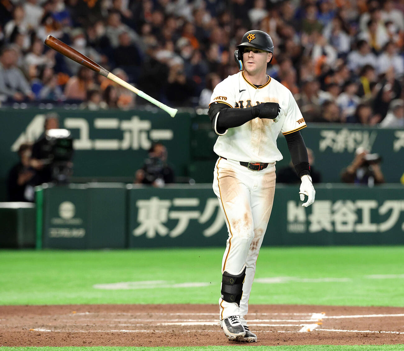 巨人対DeNA 6回裏巨人1死二塁、キャベッジは2点本塁打を放ち、バットを投げる（撮影・浅見桂子）
