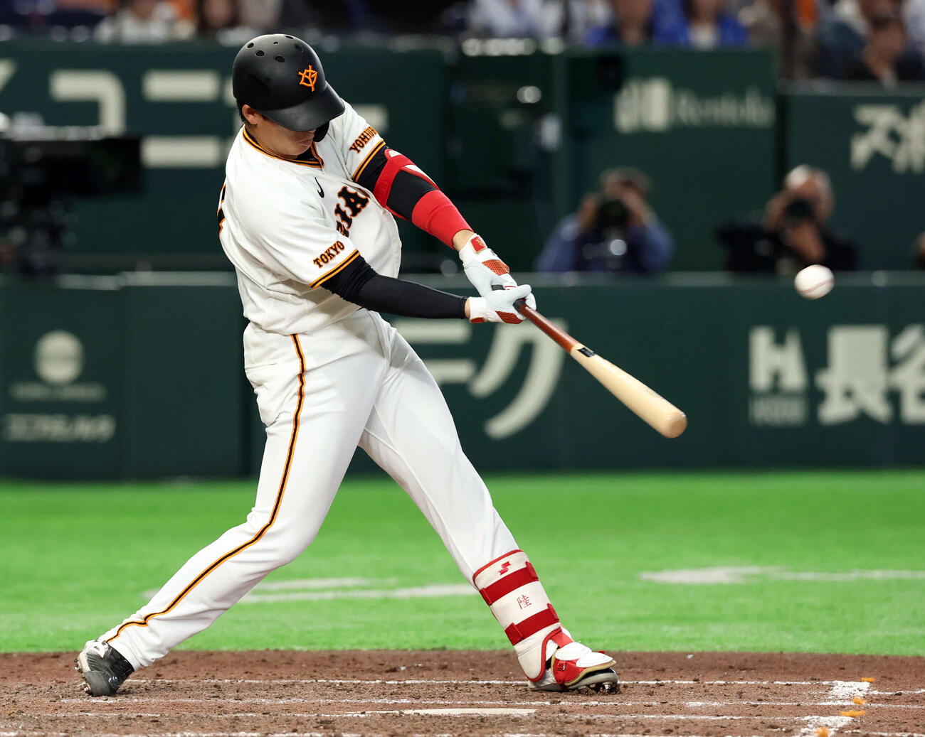 巨人対DeNA 4回裏巨人無死一塁、増田陸は同点2点本塁打を放つ（撮影・浅見桂子）