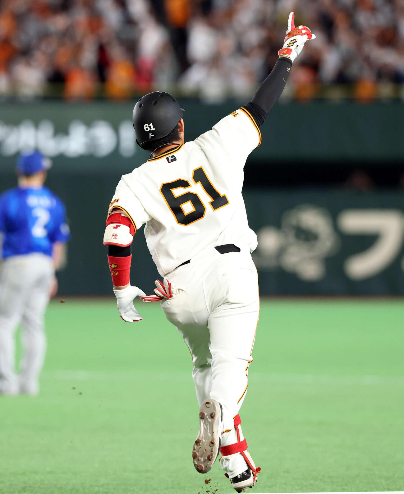 巨人対DeNA 4回裏巨人無死一塁、増田陸は同点2点本塁打を放ち、指を突き上げ一塁を回る（撮影・浅見桂子）