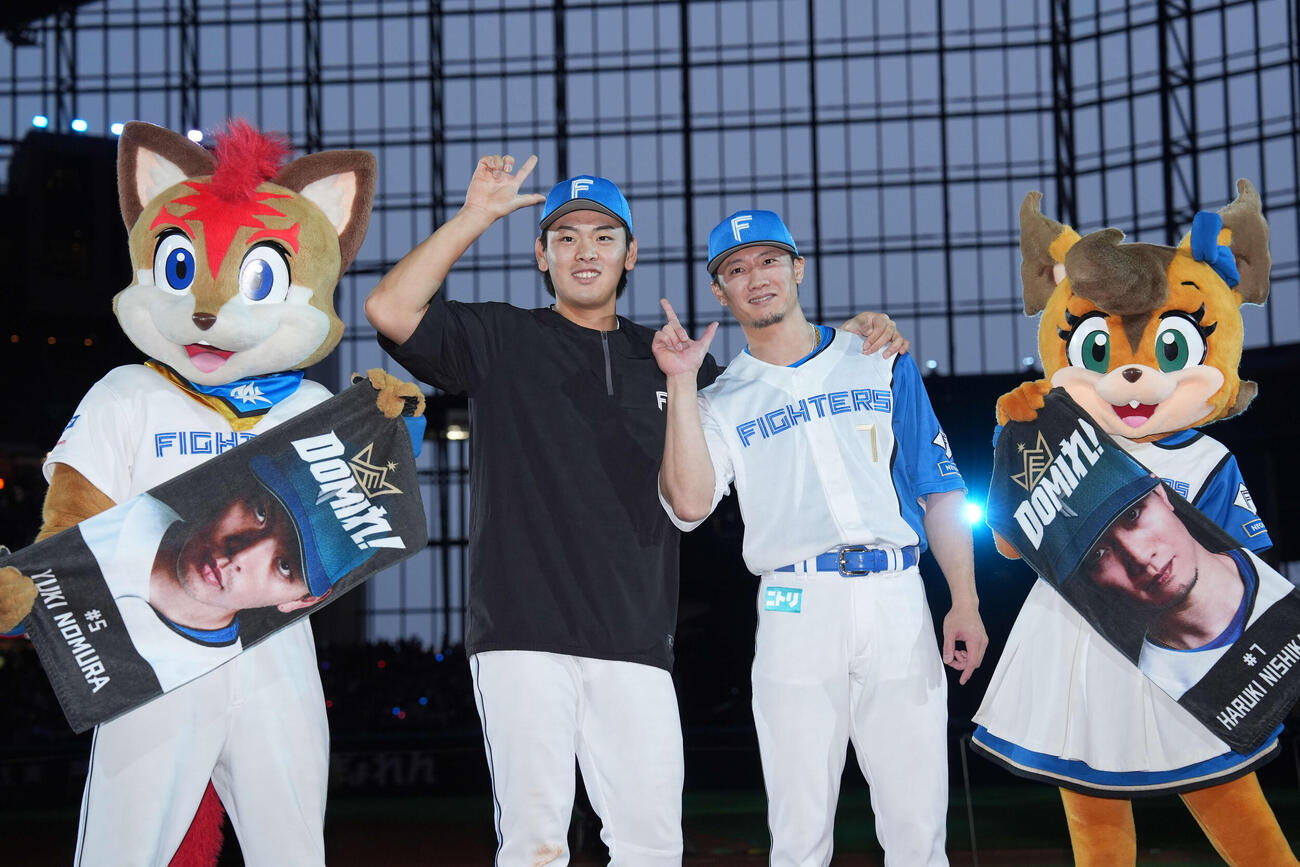 日本ハム対オリックス　ポーズを決める西川（右）と野村（撮影・井上学）