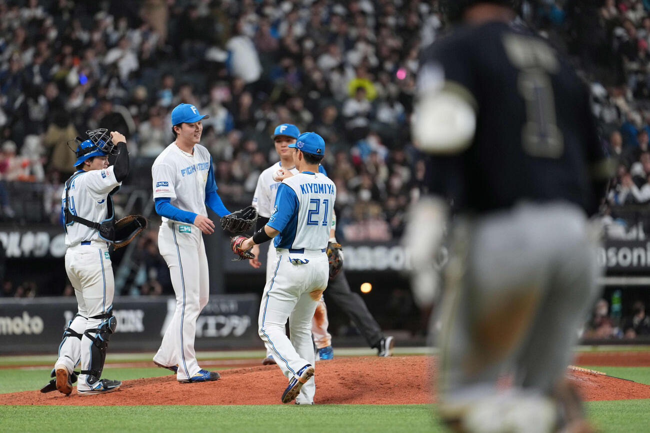 日本ハム対オリックス　勝利のハイタッチをかわす日本ハムナイン（撮影・井上学）