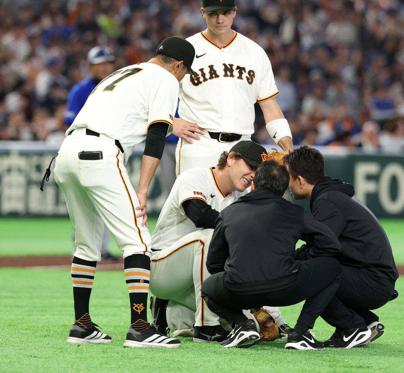 巨人対DeNA 4回表DeNA無死一、二塁、入江の送りバントを捕球送球時、足を痛め顔をしかめるハワード（中央）（撮影・浅見桂子）