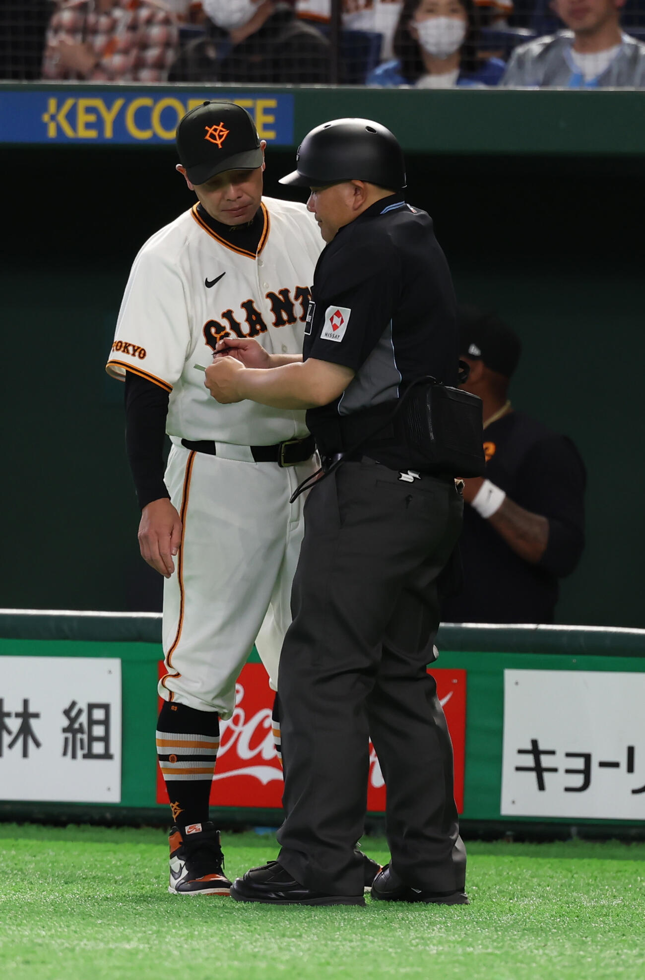 巨人対DeNA　選手交代を告げる巨人阿部監督（撮影・水谷安孝）