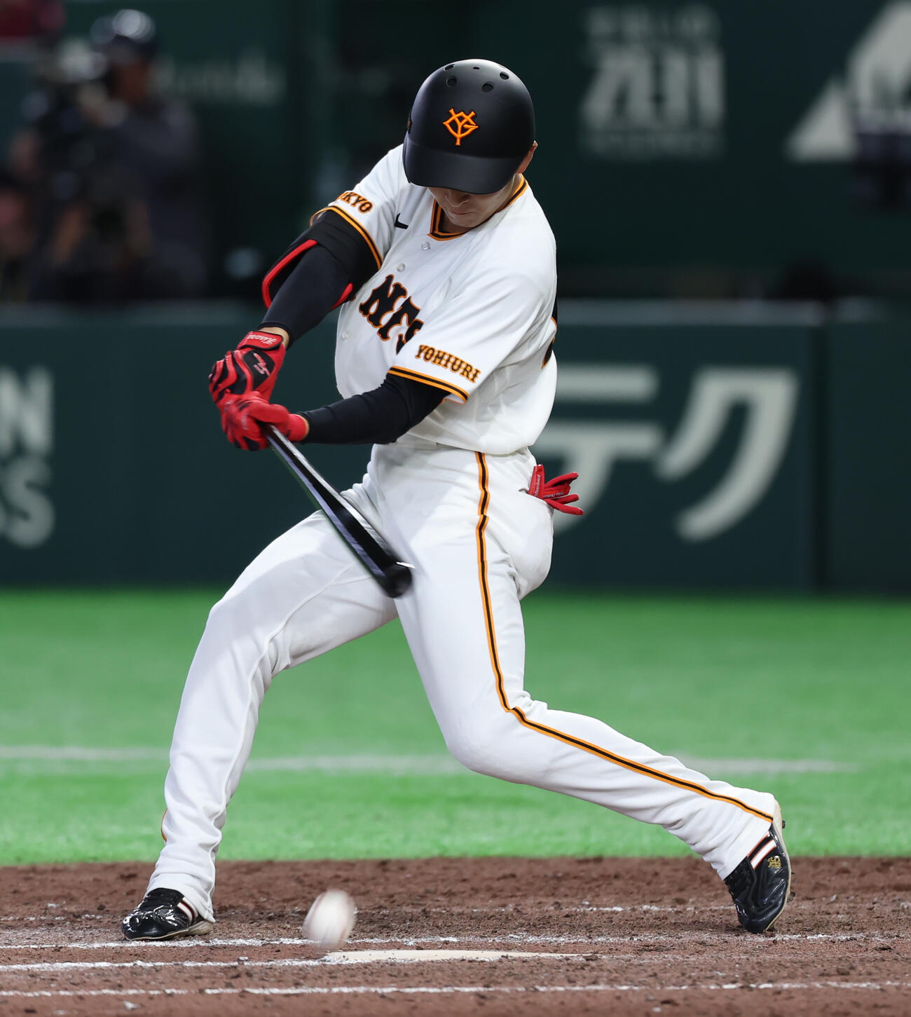 巨人対DeNA 7回裏巨人2死一塁、内野安打でプロ初ヒットを決める宇都宮（撮影・水谷安孝）