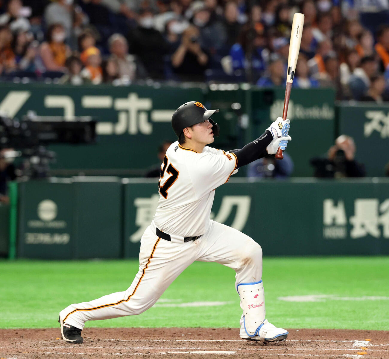 巨人対DeNA 5回裏巨人1死三塁、岸田は勝ち越し犠飛を放つ（撮影・浅見桂子）