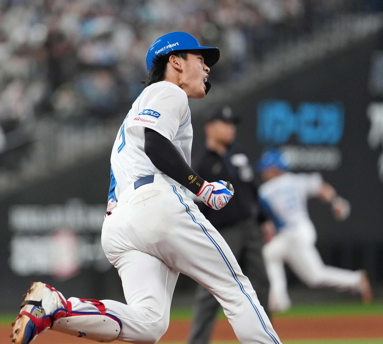 日本ハム対オリックス　7回裏日本ハム2死一、二塁、3点本塁打を放ち雄たけびを上げる野村（撮影・井上学）