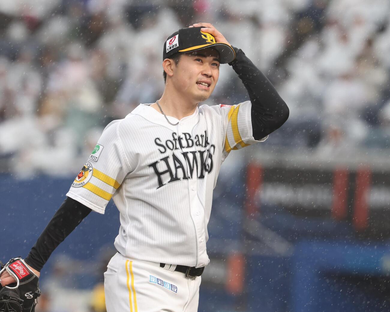 ロッテ対ソフトバンク　5回裏、失点し引き揚げる松本晴（撮影・黒川智章）
