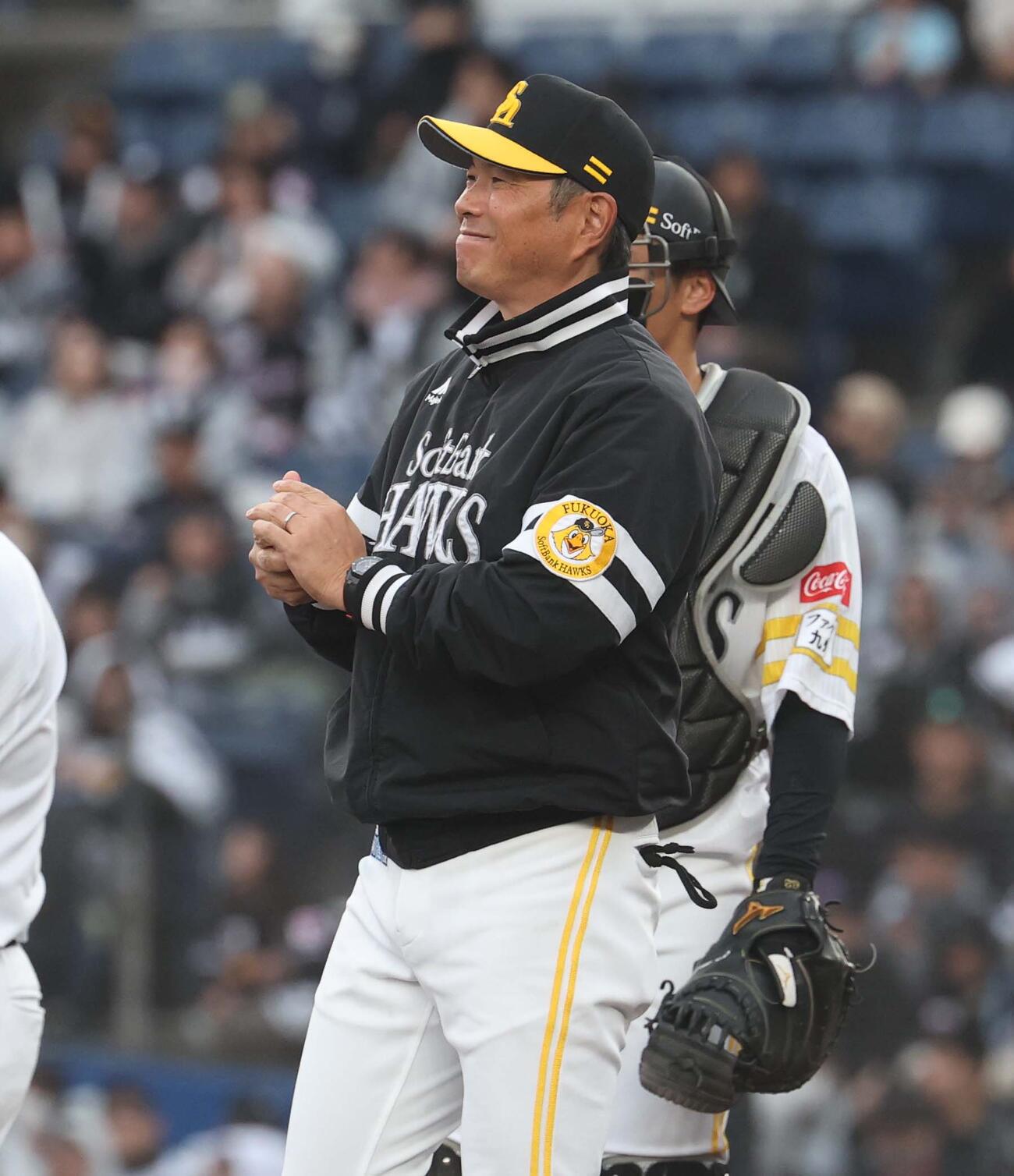 ロッテ対ソフトバンク　9回裏、マウンドで投手を待ち受ける小久保監督（撮影・黒川智章）