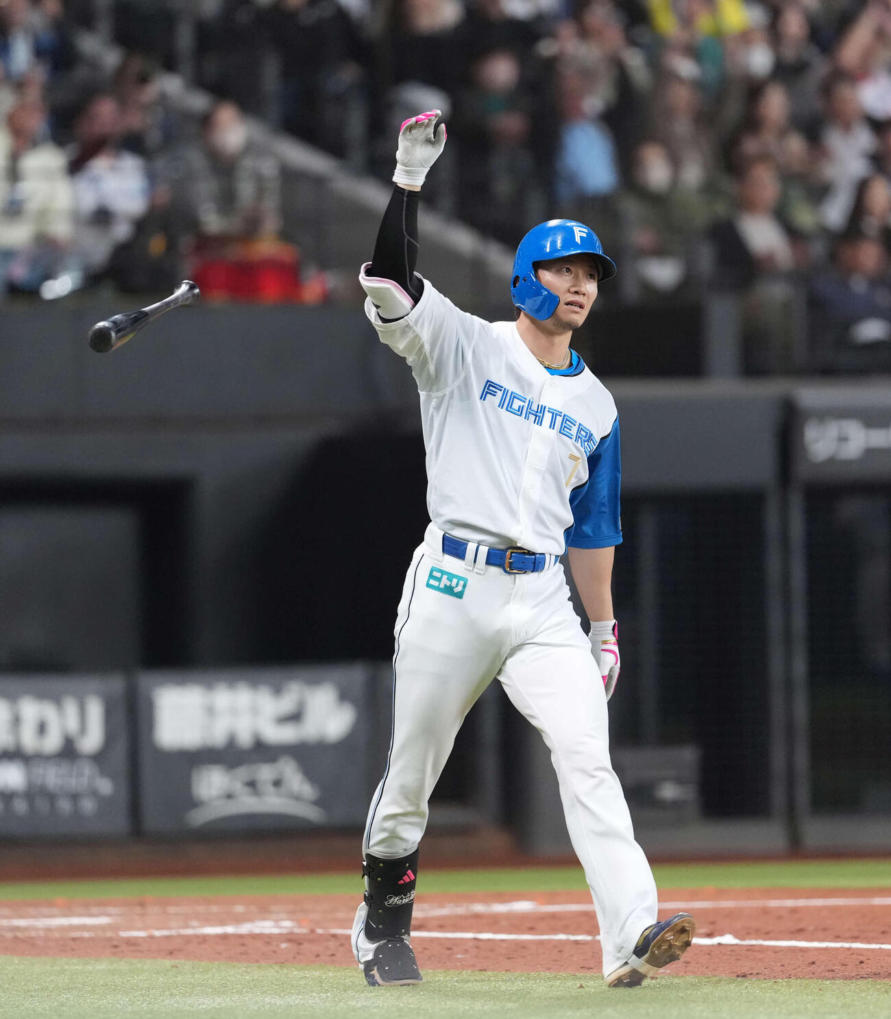 日本ハム対オリックス　5回裏日本ハム1死一、三塁、3点本塁打を放つ西川（撮影・井上学）