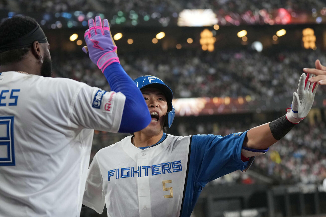 日本ハム対オリックス　7回裏日本ハム2死一、二塁、3点本塁打を放ちベンチ前で歓喜する野村（撮影・井上学）