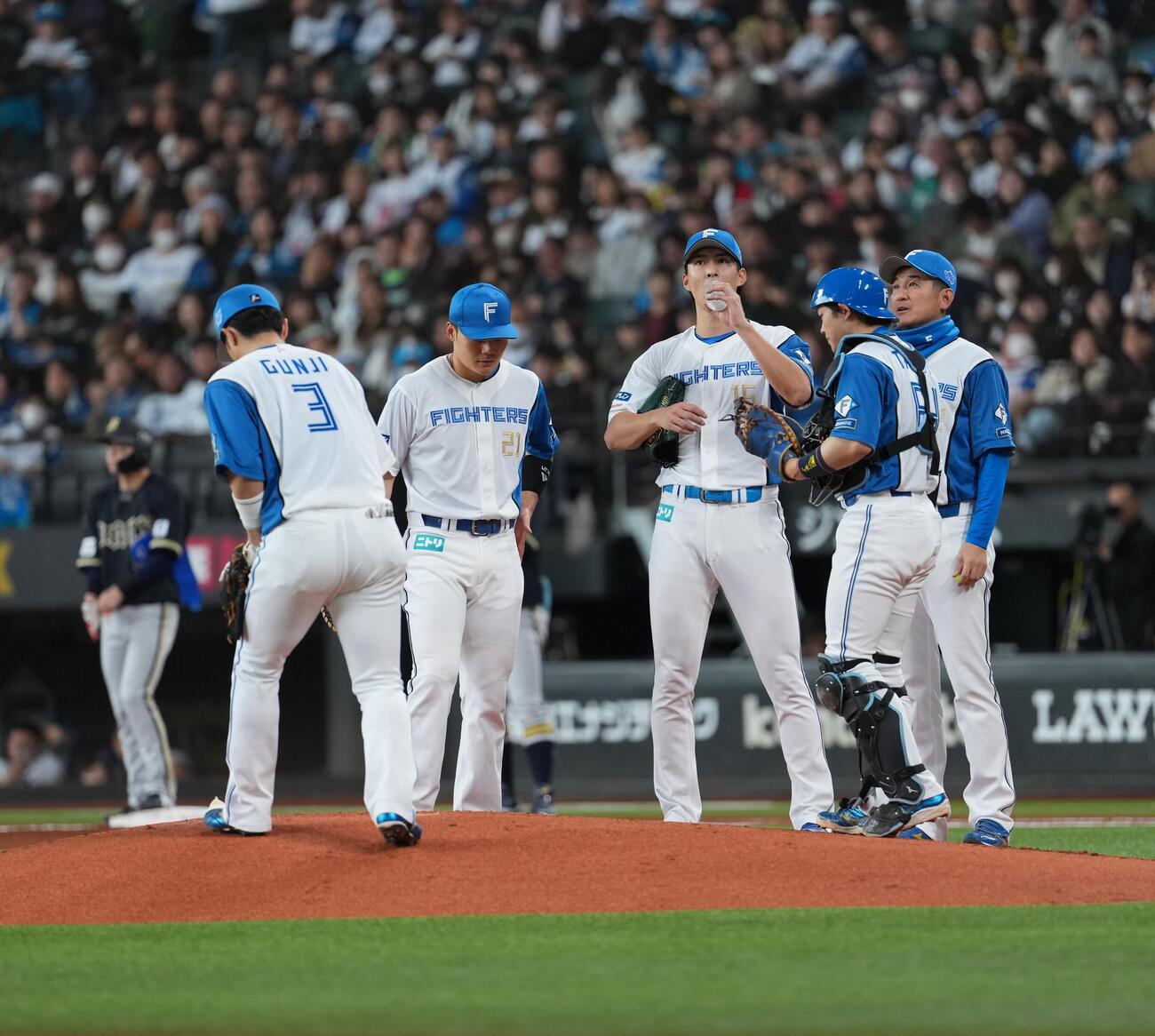日本ハム対オリックス　1回、マウンドで水を飲む達（撮影・井上学）