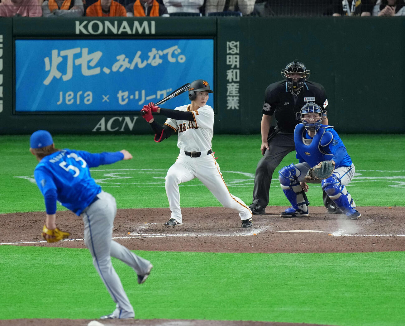 巨人対DeNA 7回裏巨人2死一塁、内野安打を放つ宇都宮。投手は中川颯（撮影・増田悦実）