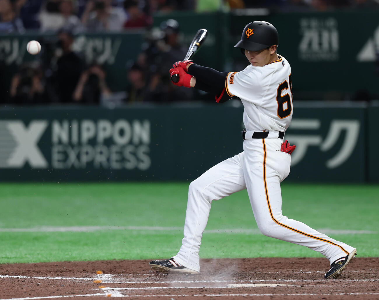 巨人対DeNA 7回裏巨人2死一塁、内野安打でプロ初ヒットを決める宇都宮（撮影・水谷安孝）