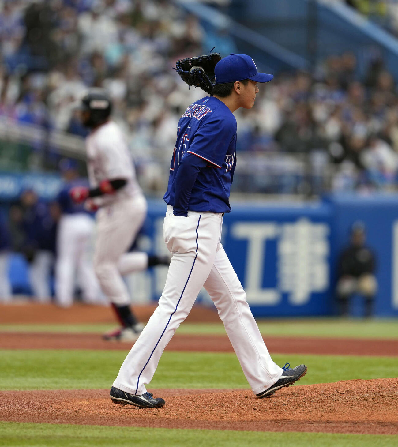 ヤクルト対中日　3回裏ヤクルト無死、サンタナからソロ本塁打を浴びる桜井（撮影・小島史椰）