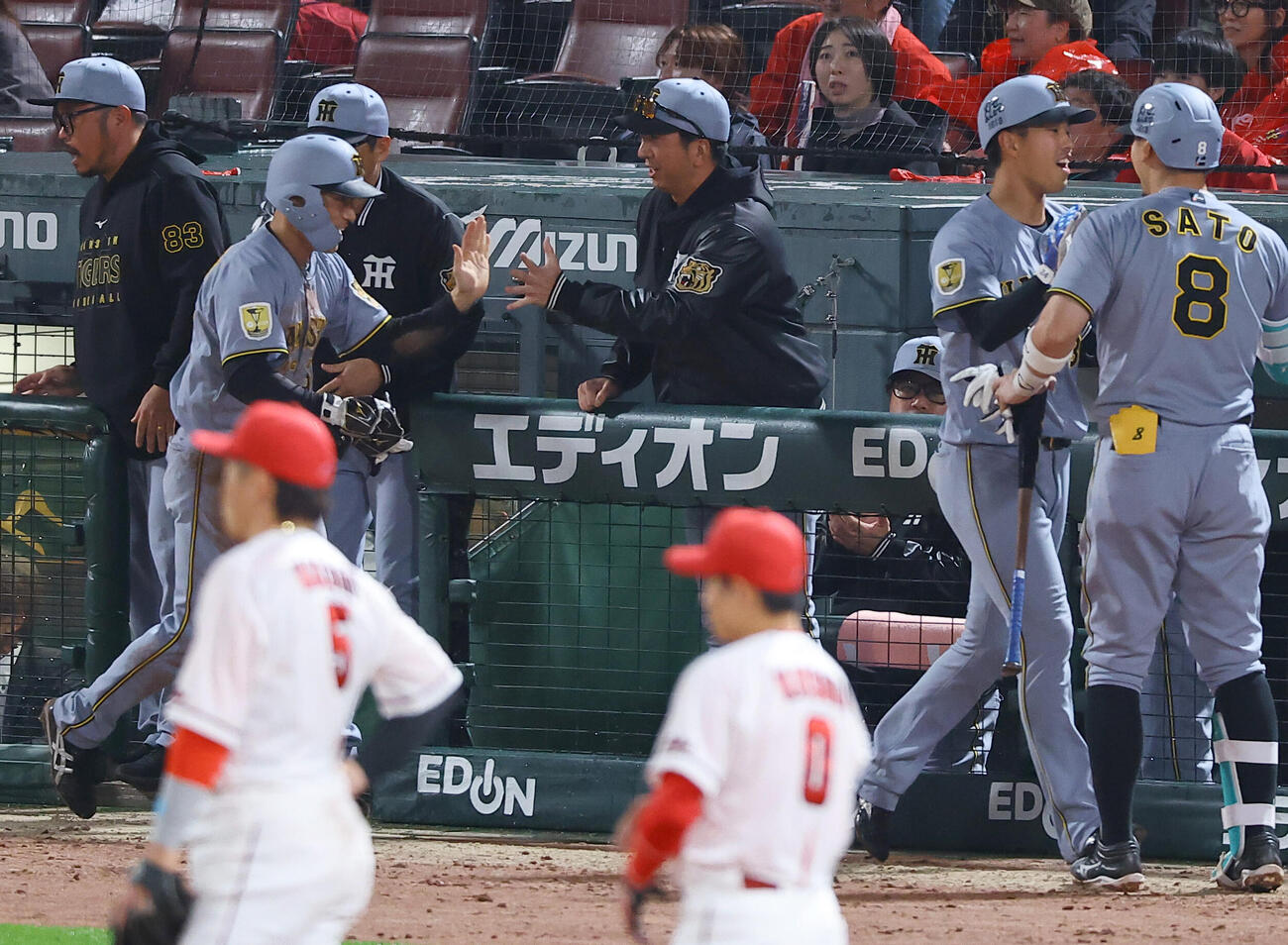 広島対阪神　9回表阪神2死二、三塁、藤川監督（中央）は中野の同点適時打で生還した岡城（右から2人目）と福島をハイタッチで出迎える（撮影・上田博志）