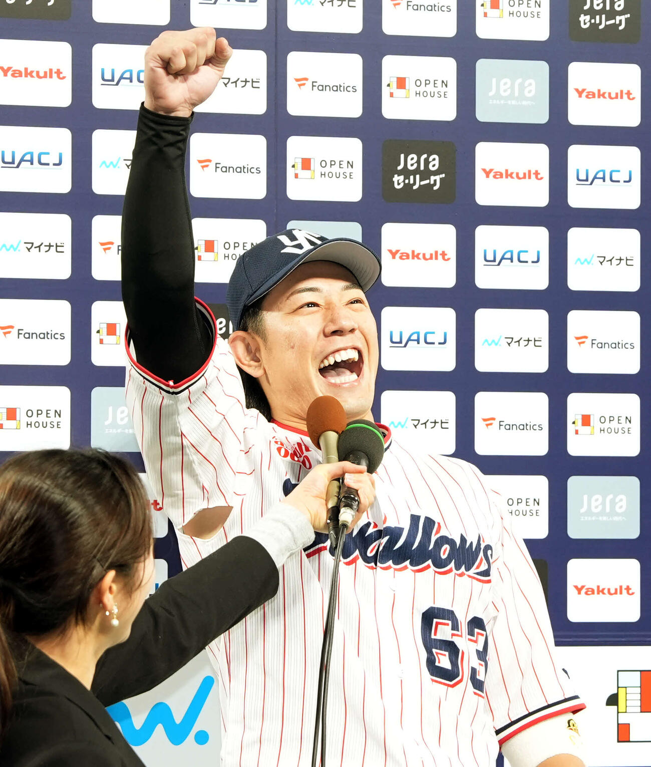 ヤクルト対中日　中日に勝利しヒーローインタビューを受けるヤクルト増田（撮影・小島史椰）