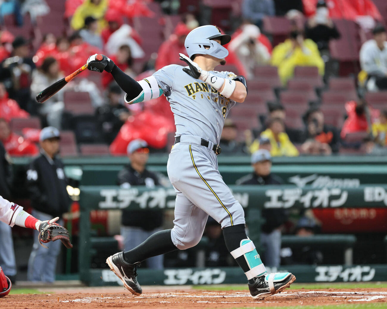 広島対阪神　6回表阪神無死、佐藤輝は中越え二塁打を放つ（撮影・加藤孝規）