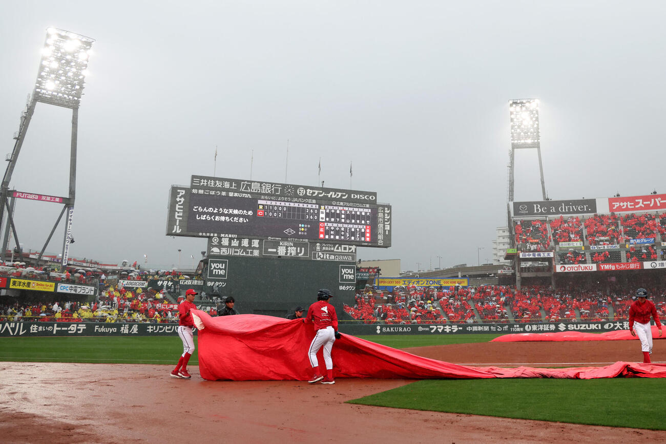 広島対阪神　5回裏、雨が強まり試合が中断するマツダスタジアム（撮影・前田充）