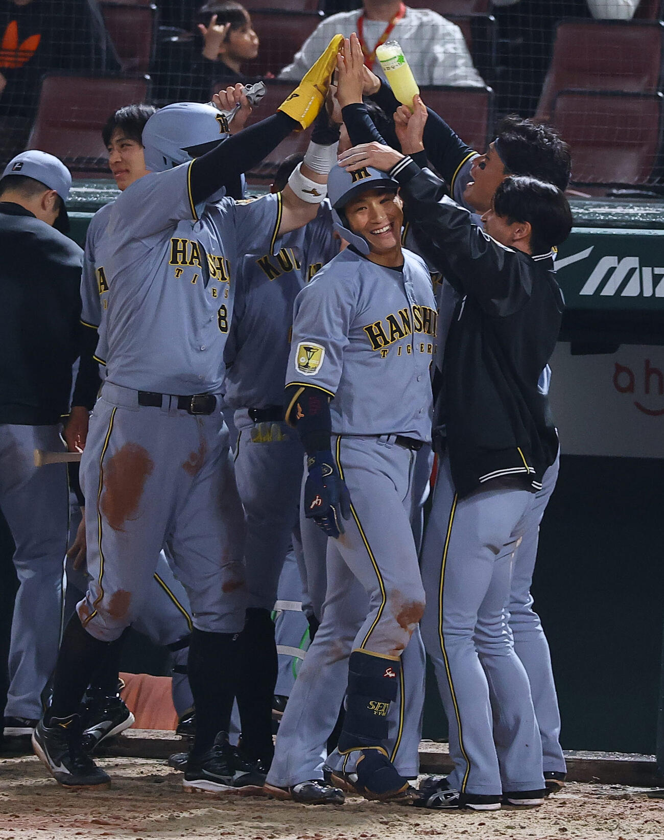 広島対阪神　10回表阪神1死一塁、勝ち越し2点本塁打を放った木浪（中央）はナインの出迎えを受ける（撮影・上田博志）