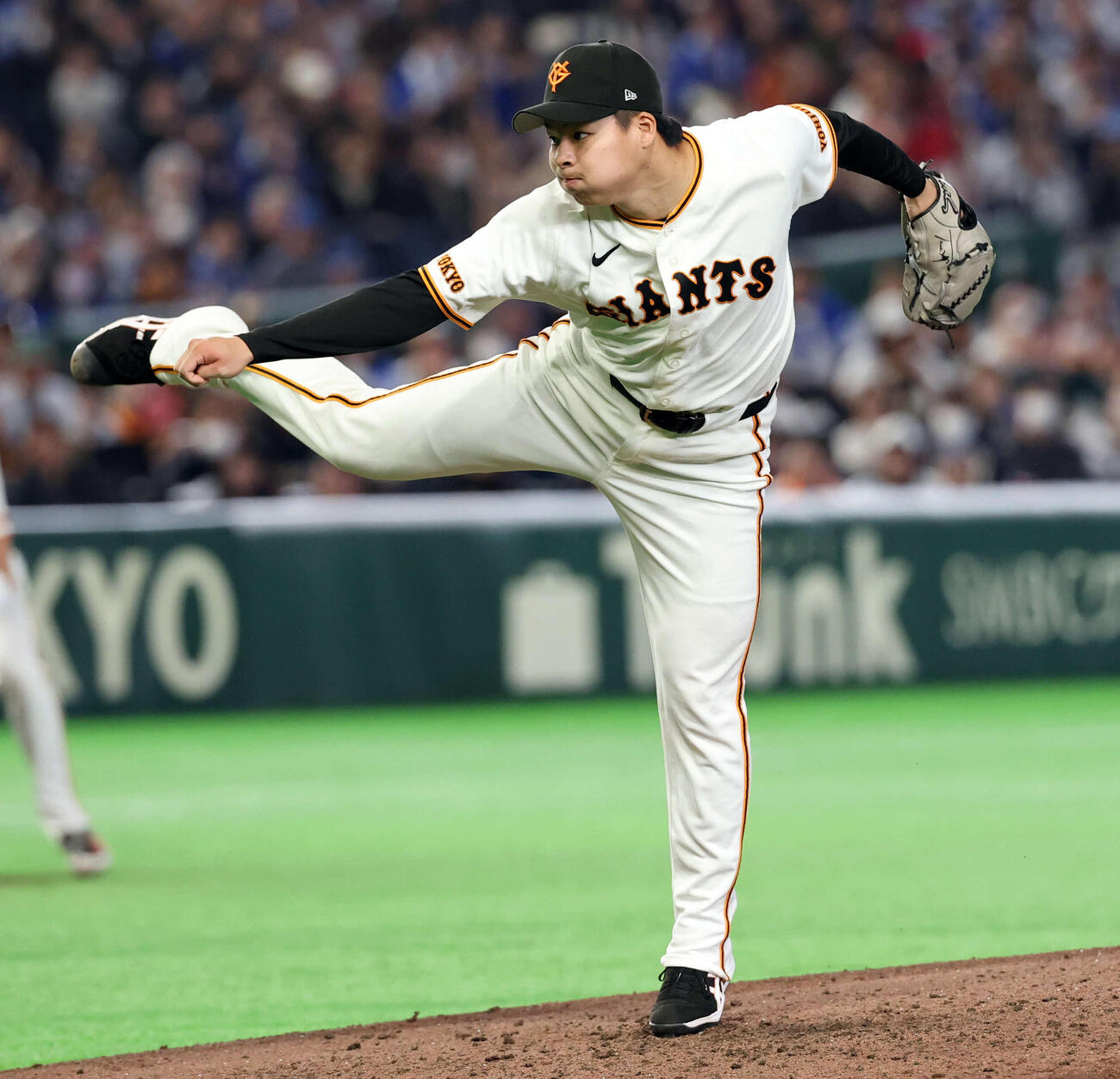 巨人対DeNA 4回表DeNA1死二、三塁の場面で登板した田和（撮影・浅見桂子）