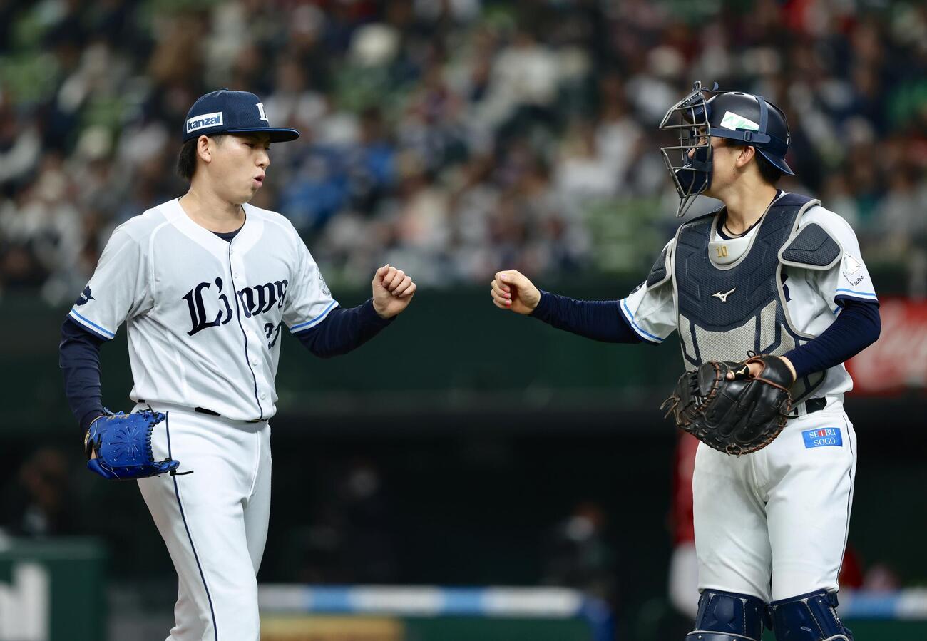 西武対楽天　5回表を抑え、グータッチを交わす武内（左）と小島（撮影・河田真司）