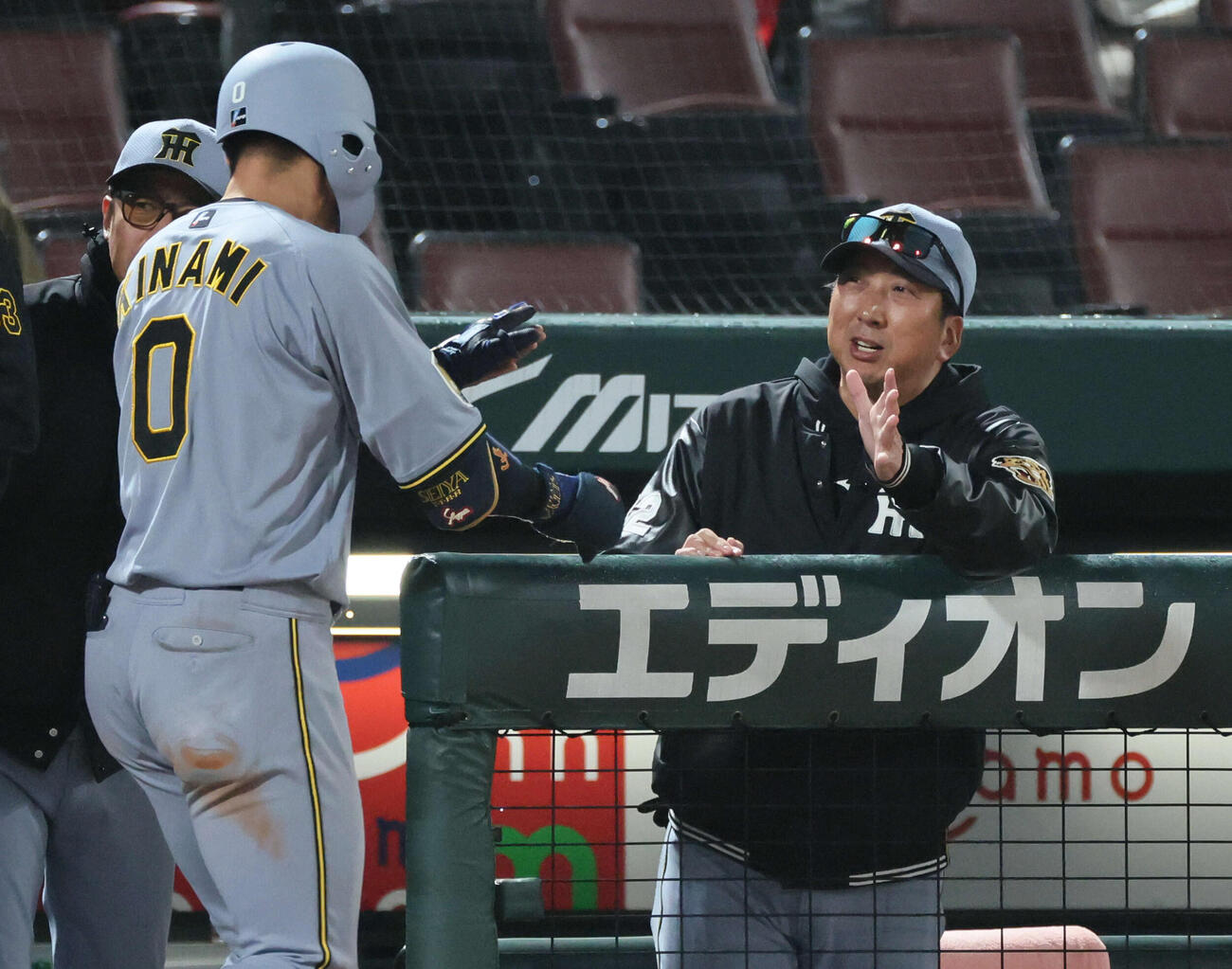 広島対阪神　10回表阪神1死一塁、勝ち越しの右越え2点本塁打を放った木浪を迎える藤川監督（撮影・加藤孝規）