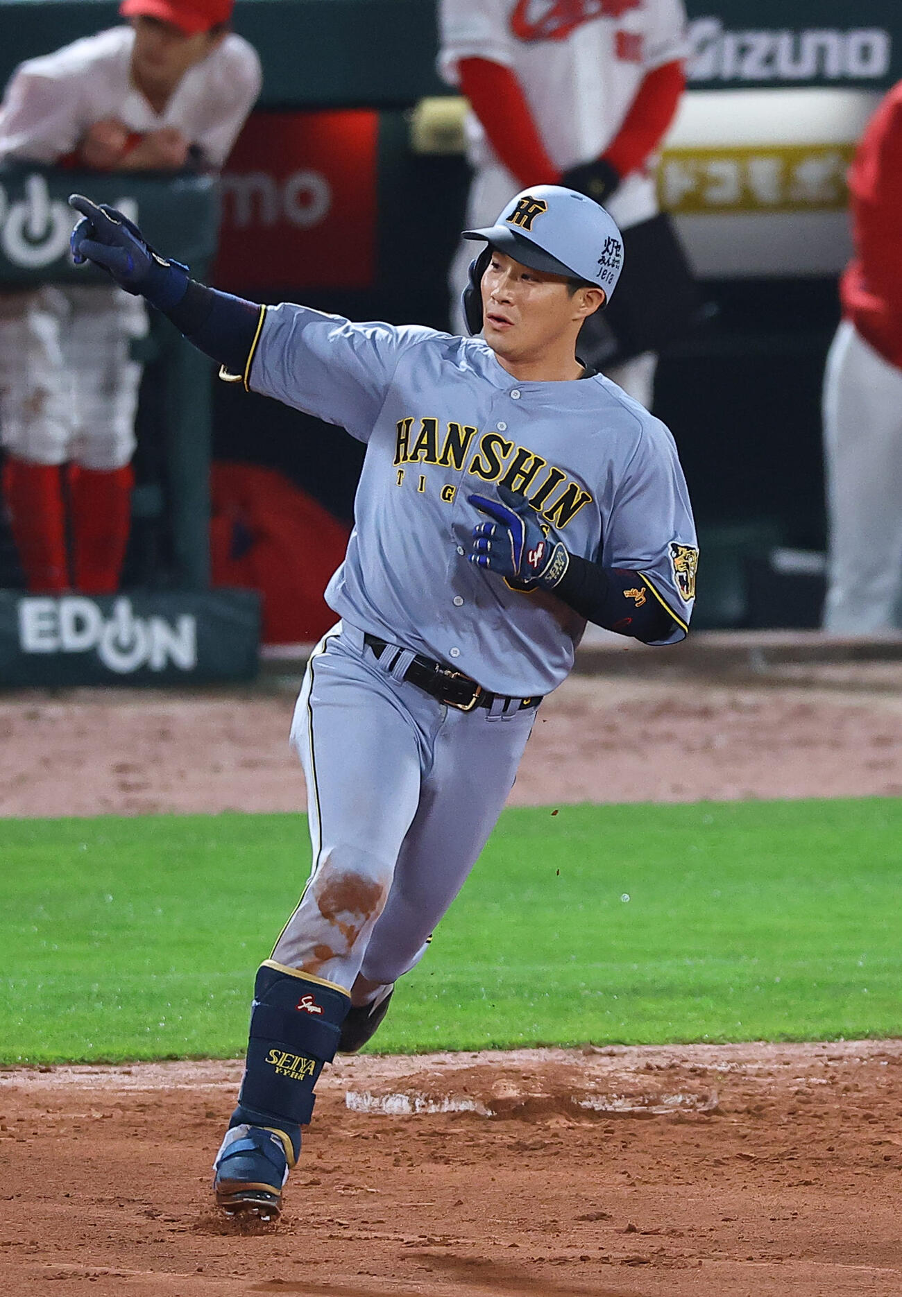 広島対阪神　10回表阪神1死一塁、木浪は勝ち越し2点本塁打を放つ（撮影・上田博志）