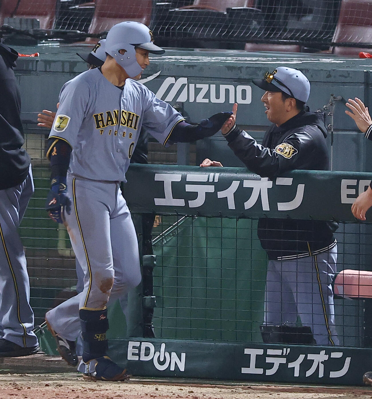 広島対阪神　10回表阪神1死一塁、勝ち越し2点本塁打を放った木浪をハイタッチで出迎える藤川監督（撮影・上田博志）