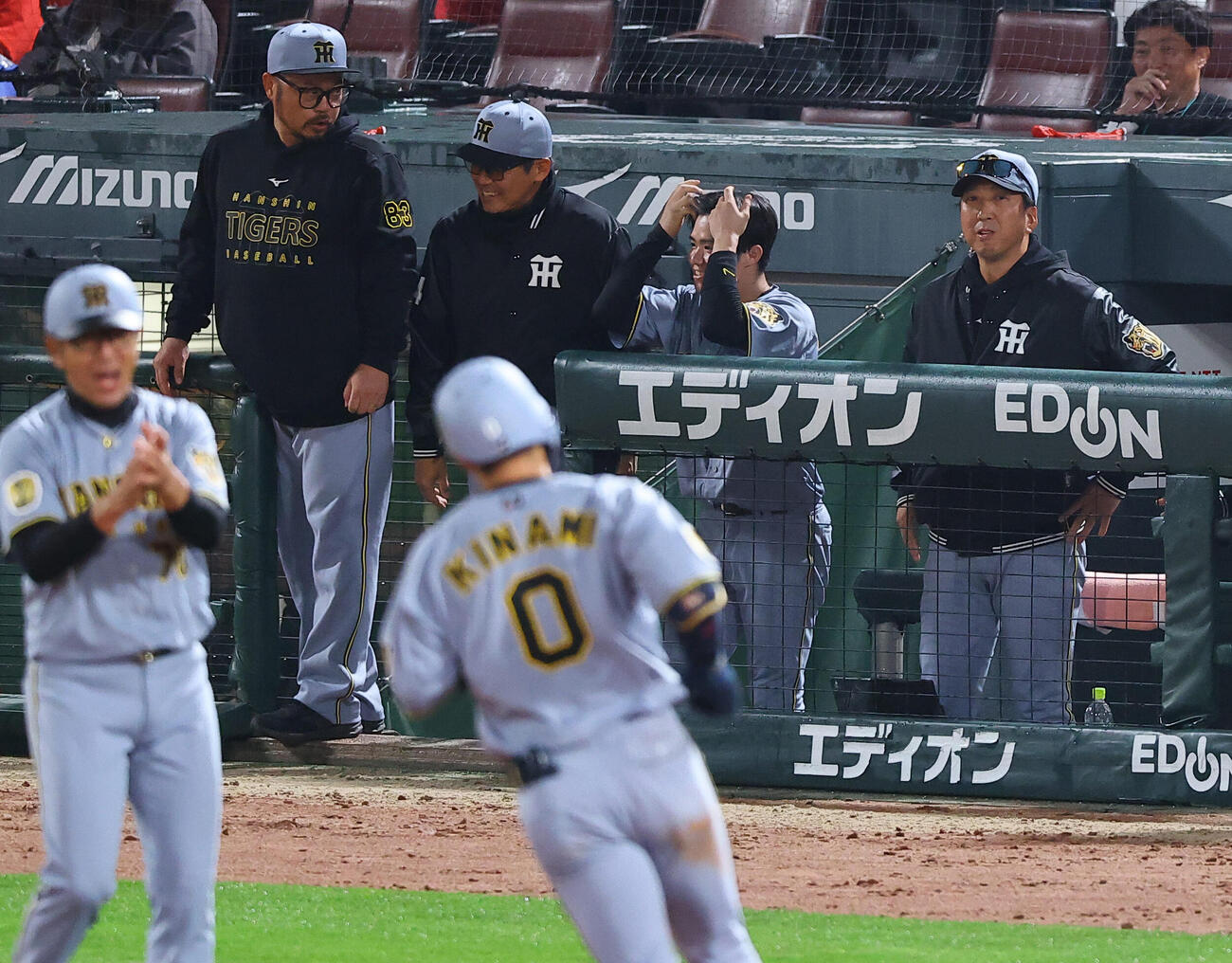 広島対阪神　10回表阪神1死一塁、藤川監督（右）は勝ち越し2点本塁打を放った木浪をベンチで見守る（撮影・上田博志）
